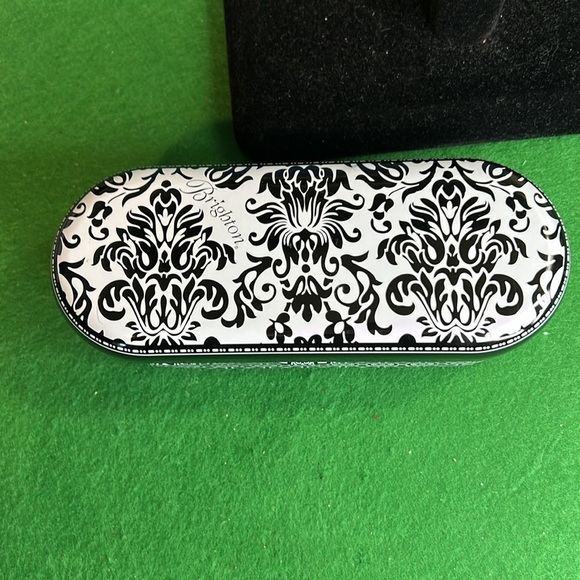 BRIGHTON WOMENS BLACK /WHITE METAL TIN GLASSES/SUNGLASSES CASE - Picture 2 of 10